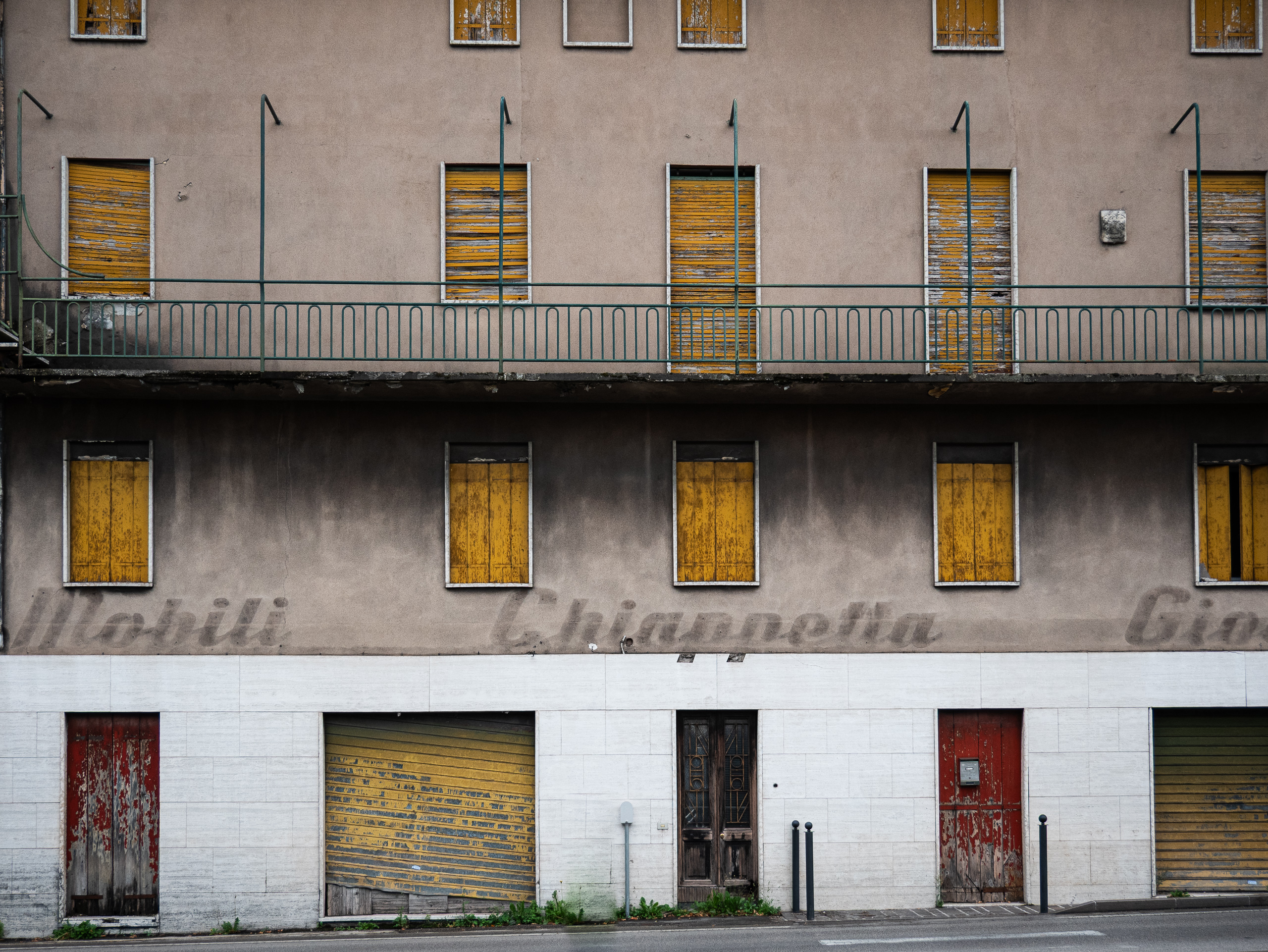 Verlassenes Möbelhaus mit gelben Fensterläden